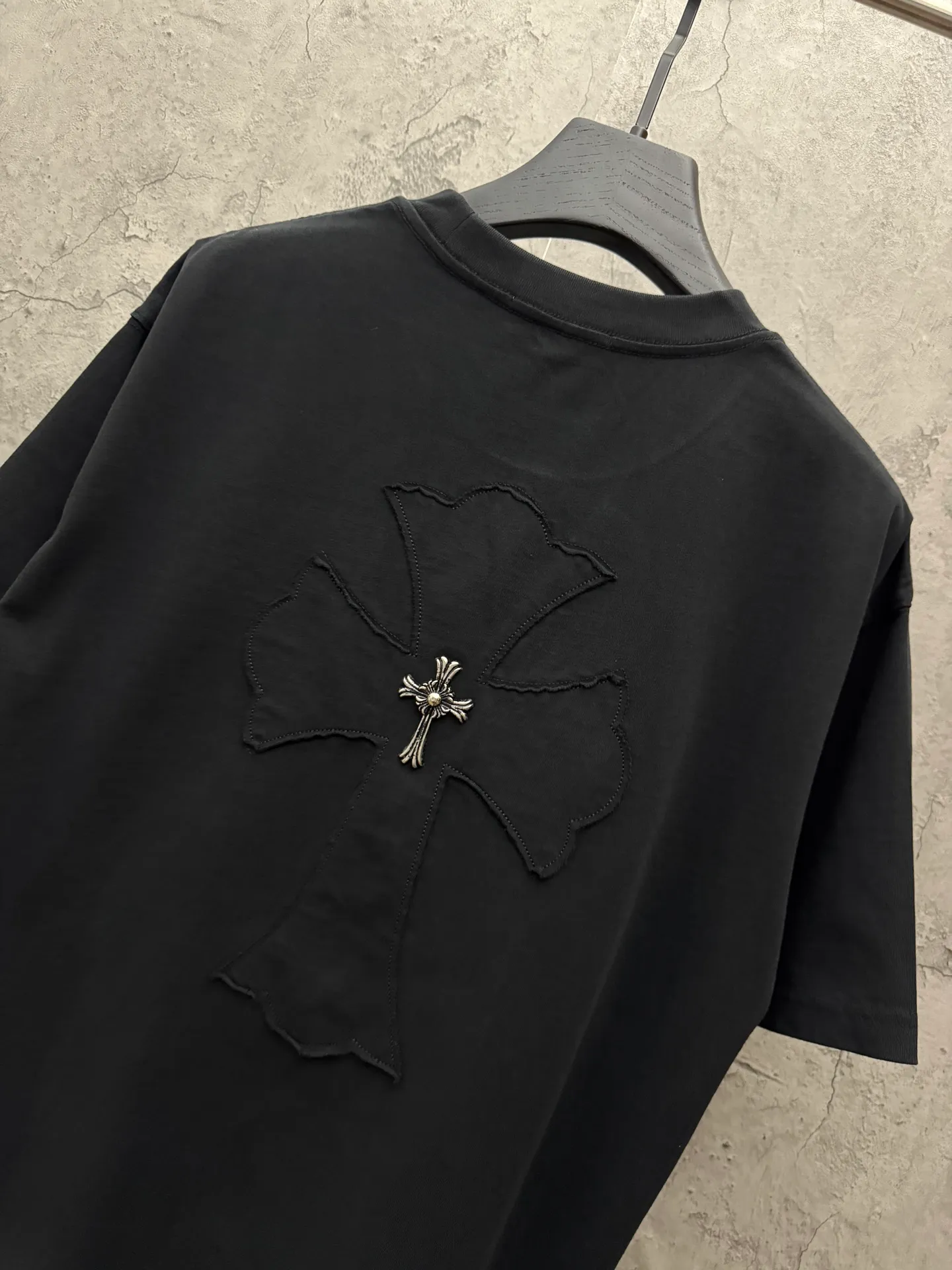 P180 top version, real shot without P, ​​different from market currency) 𝗖𝗵𝗿𝗼𝗺𝗲 𝗛𝗲𝗮𝗿𝘁𝘀/Croxin 2026 spring new original single counter American laser burnt patch embroidered couple short sleeves 👑The highest version! Customized fabric 300 grams, best-selling model at the counter, very comfortable to wear. Accessories: original molded and authenticated collar label ➕ 100% silk wash water label. Genuine purchase-grade original hangtag➕matching hanging rope➕3D hanging beads➕original packaging bag. Craftsmanship: The original version has consistent wiring! The highest version of the armhole matching technique! Color: White Black Size: S M L XL Style No.: 26-2028
